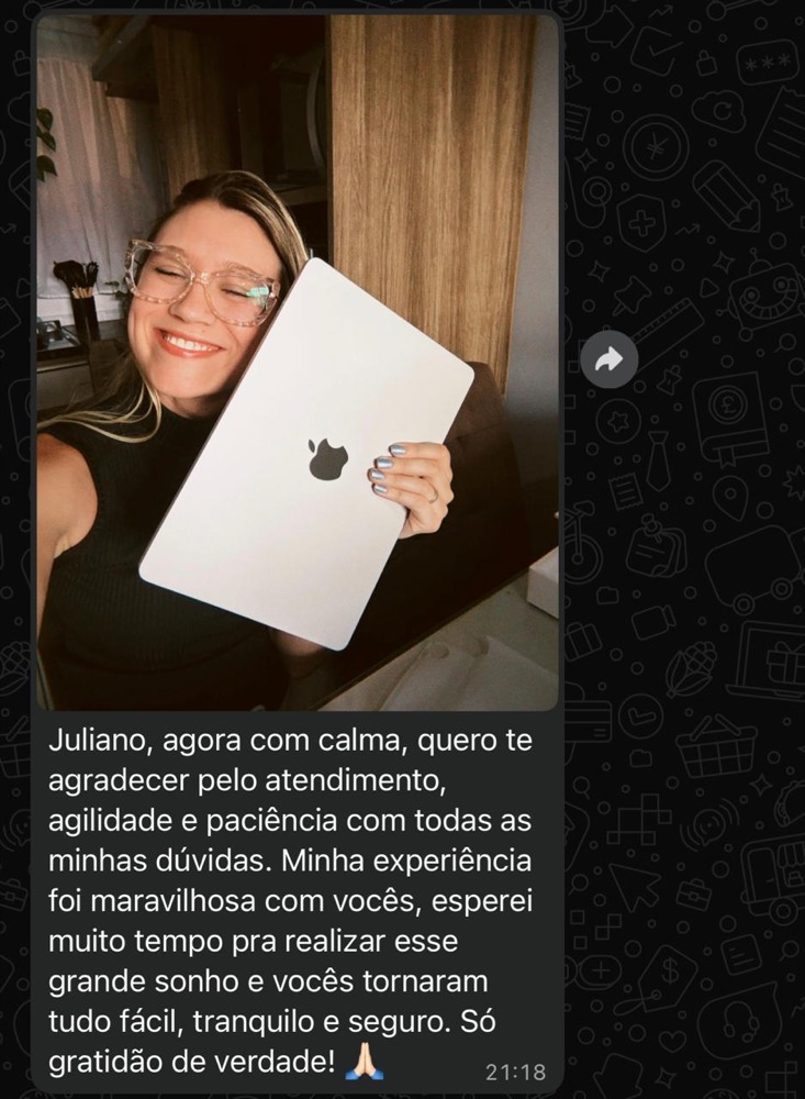 Cliente sorrindo, segurando o notebook recém-comprado, com mensagem de agradecimento pela experiência de compra